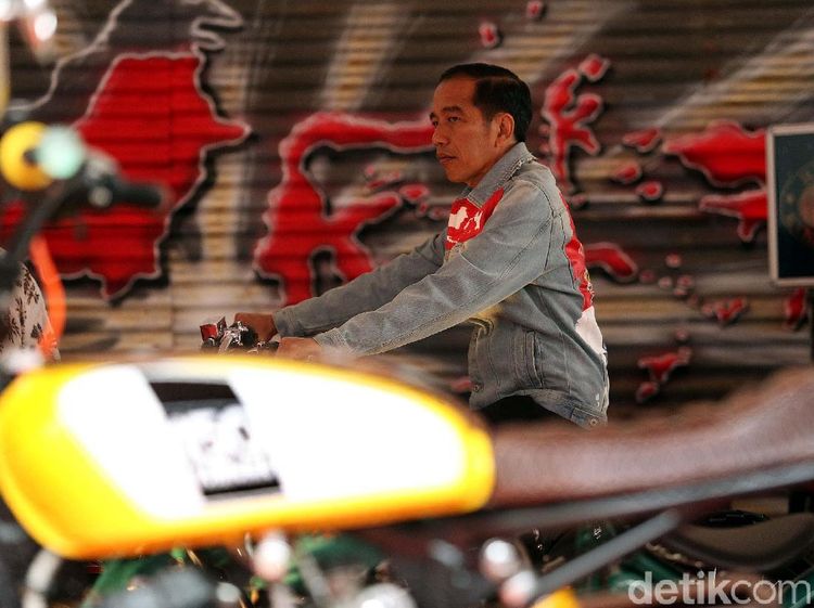 Gaya Jokowi Pakai Jaket Jins Viralnya Saat Buka IIMS