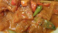 Sambal goreng krecek buatan @maktiendailyfood ini emang kelihatan sederhana. Hanya menggunakan kulit sapi. Tapi tetap menggugah selera karena penggunaan cabe yang melimpah. Foto: Instagram