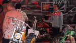 Foto: Jokowi Tunggangi Motor Kustom Merah dan Hijau