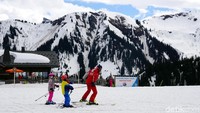 Dengan didampingi instruktur, anak-anak kecil ini rutin latihan ski. Tapi namanya anak-anak, terkadang mereka harus dibantu oleh sang pelatih. (Wahyu/detikTravel)