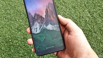 Penampakan depan Redmi 5 Plus dengan bodi lebih bongsor. Ia mengusung prosesor Qualcomm Snapdragon 625 dipadu RAM 3 GB dan memori internal 32 GB yang dapat diperluas dengan microSD sampai 128 GB. Sedangkan baterainya 4.000 mAh. Foto: detikinet