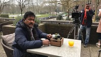 Sedang syuting ke luar negeri, Rano Karno tampak terlihat menikmati secangkir kopi di pagi yang dingin. Foto: Instagram @si.rano