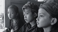 Dari caption Instagramnya, Bella menyebutkan bahwa dia berada di Baduy Luar. Di sana Bella berinteraksi dan bermain dengan anak-anak Suku Baduy. (laudyacynthiabella/Instagram)