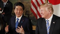 Abe berbincang bersama Trump. 