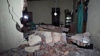 Bangunan rumah yang rusak berada di Desa Kertosari 62 unit, di Desa Kasinoman 217 unit dan Desa Plorengan 37 unit. ANTARA FOTO/Idhad Zakaria.