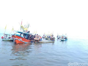 Naik Perahu Nelayan, Cak Imin Ikut Pesta Laut di Muara Angke