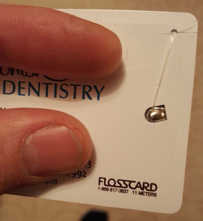 Kartu nama dokter gigi berikut punya detail yang inovatif. Yakni hadir dengan benang gigi untuk Anda mungkin lupa membawanya saat makan di luar. Foto: luckymonkey12/reddit  