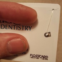 Kartu nama dokter gigi berikut punya detail yang inovatif. Yakni hadir dengan benang gigi untuk Anda mungkin lupa membawanya saat makan di luar. Foto: luckymonkey12/reddit  