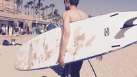 ni adalah potret dirinya saat berada di Pantai Huntington, Amerika Serikat. Kalau dilihat dari gambar dan tahunnya, ini berbarengan dengan syuting salah satu film yang dibintanginya. (actorleeminho/Instagram)