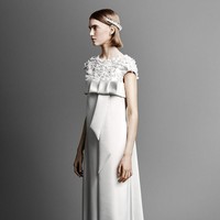 Viktor & Rolf memamerkan teknik guntingan yang begitu halus, minimalis namun detailnya begitu cantik dan mewah. Foto: Dok. Viktor & Rolf