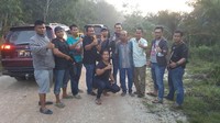 Personel gabungan akhirnya meringkus pria yang meracik sekaligus menjual miras yang menewaskan puluhan orang tersebut. Setelah ditangkap polisi di Musi Banyuasin, Samsudin lalu diterbangkan menuju ke Bandung. (Foto: istimewa).