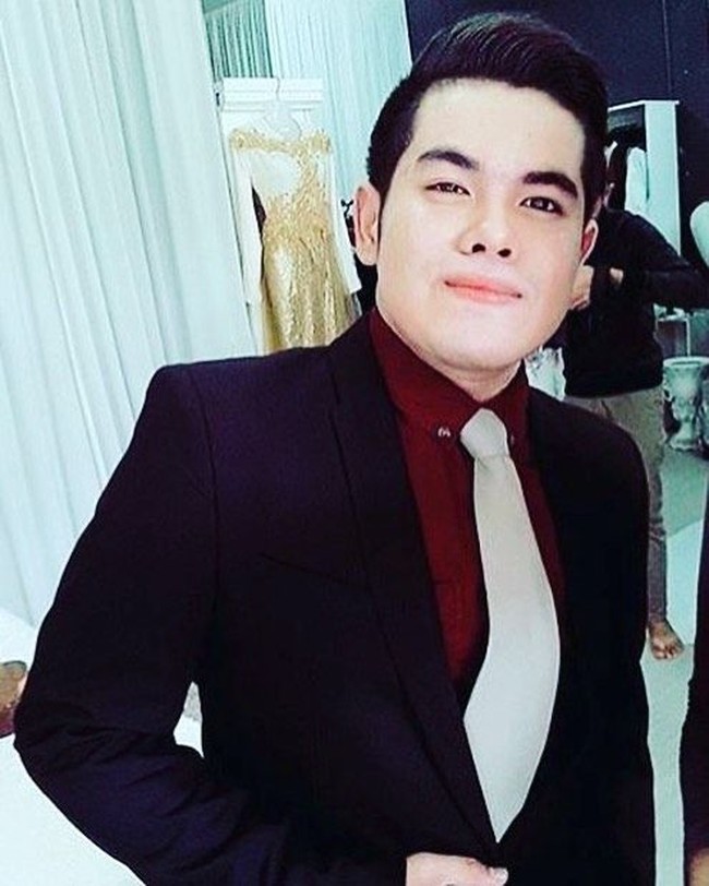 Mencoba peruntungan di industri hijab tak ada salahnya. Namun, dengan banyaknya kompetitor yang hadir, ciri khas dan produk yang ditawarkan haruslah unik. Tak tanggung-tanggung, desainer asal Malaysia Azzim Aziz menawarkan gaya hijab yang tak lumrah. Foto: Instagram @azzim_aziz