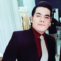 Mencoba peruntungan di industri hijab tak ada salahnya. Namun, dengan banyaknya kompetitor yang hadir, ciri khas dan produk yang ditawarkan haruslah unik. Tak tanggung-tanggung, desainer asal Malaysia Azzim Aziz menawarkan gaya hijab yang tak lumrah. Foto: Instagram @azzim_aziz