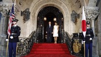 Sementara Melania memakai dress warna putih. 