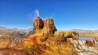Namanya adalah Fly Ranch Geyser atau lebih dikenal dengan Fly Geyser. Geyser geotermal ini berada di Washoe County, Nevada, AS. (sam_klippenstein/Instagram)