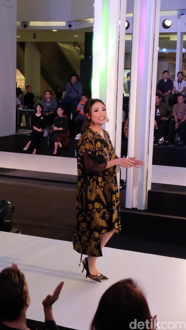 Tapi, Ayu Dewi tetap Ayu Dewi yang ekspresif. Saat sesi finale, ia tampil dengan personanya yang jenaka. (Foto: Daniel Ngantung/Wolipop)