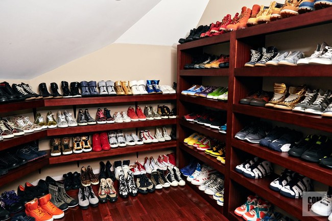 Selain sepatu custom Nike Air Jordan VII, Nick Cannon juga memamerkan koleksinya yang disebut-sebut termahal. Adalah sepatu karya desainer Tom Ford yang dihiasi berlian di seluruh alas kaki tersebut. Sepatu ini nilainya mencapai US$ 2 juta. Foto: Dok. Complex, Getty Images