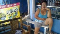 Lagi-lagi di warung kelontong. Bude Sumiyati sepertinya lagi galau nih! Ia menulis, Evakuasi aku dari segala rasa rindu. Foto: Instagram budesumiyati