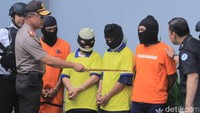 Kapolda Jabar Irjen Agung Budi Maryoto saat berbincang dengan para tersangka kasus miras oplosan yang menewaskan 45 orang warga Kabupaten Bandung. (Foto: Wisma Putra/detikcom).