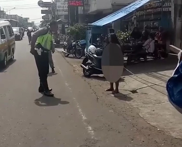 Foto Aksi Polisi Taklukan Orang Gila Bawa Pisau Di Bandung
