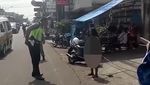 Foto: Aksi Polisi Taklukan Orang Gila Bawa Pisau di Bandung