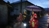 Dua orang meninggal dan ratusan warga mengungsi akibat gempa tersebut. ANTARA FOTO/Idhad Zakaria.
