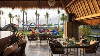 Sambil bersantap, traveler bisa langsung menikmati suasana patai dan laut di kejauhan. Dijamin betah berlama-lama deh (dok Wyndham Tamansari Jivva Resort Bali)