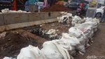 Penampakan Galian Kabel yang Bikin Tanah Abang Makin Macet