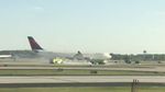 Foto: Mesin Berasap, Pesawat Delta Air Lines Mendarat Darurat di AS