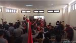 Foto: Rombongan Massa Berbaju Merah Loreng Hitam Rusak Pengadilan