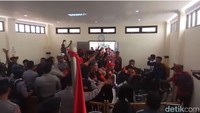 Pihak PN Maros mengaku akan segera melaporkan kejadian itu ke polisi. Menurutnya itu sudah tindakan anarkis yang melanggar aturan. I