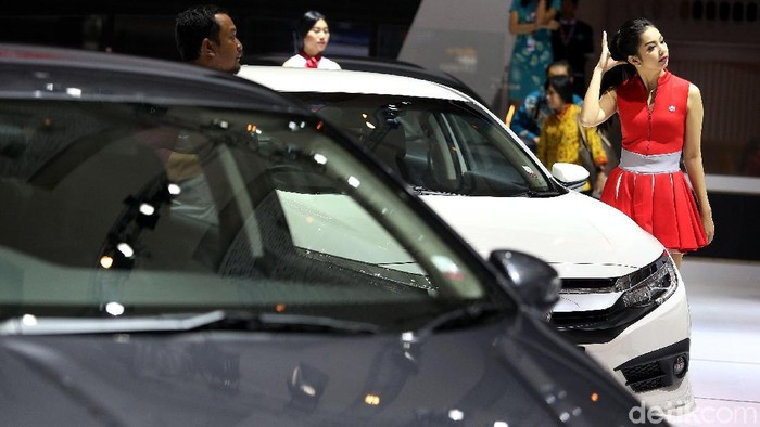 Pameran otomotif selalu diramaikan oleh sales promotion girl (SPG). Tak terkecuali di IIMS 2018, para wanita cantik itu juga memanaskan pameran yang digelar di JIExpo Kemayoran, Jakarta.