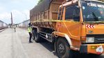 Foto: Ini Satu-satunya Truk yang Lolos saat Jembatan Babat Ambrol