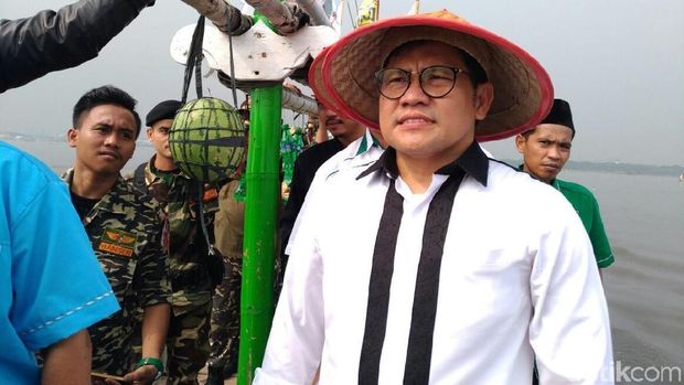 Ketum PKB Muhaimin Iskandar ikut pesta laut di Muara Angke, Jakarta Utara, Kamis (19/4/2018)