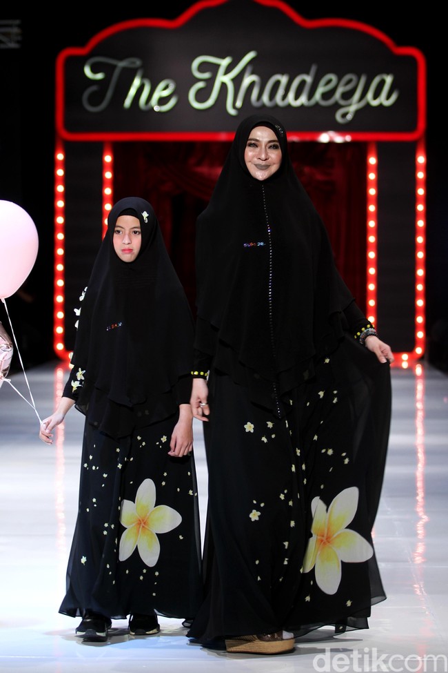 Sarah Vi yang di kesehariannya tampil syari, ikut melenggang di runaway membawakan busana sarimbit bernuansa hitam. Ia tampil berbeda dengan lipstik berwarna hijau yang sedang tren saat ini. Foto: Mohammad Abduh/Wolipop