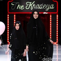 Sarah Vi yang di kesehariannya tampil syari, ikut melenggang di runaway membawakan busana sarimbit bernuansa hitam. Ia tampil berbeda dengan lipstik berwarna hijau yang sedang tren saat ini. Foto: Mohammad Abduh/Wolipop