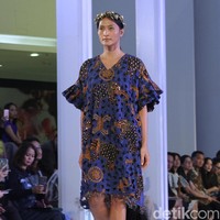 Fashion show Mel Ahyar yang berkolaborasi dengan Iwan Tirta Private yang mengangkat tema ER-LUM di Fashion Nation 2018, Senayan City, Jakarta, Rabu [18/4/2018]. [Foto: Mohammad Abduh/Wolipop]