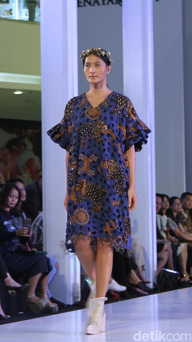 Fashion show Mel Ahyar yang berkolaborasi dengan Iwan Tirta Private yang mengangkat tema ER-LUM di Fashion Nation 2018, Senayan City, Jakarta, Rabu [18/4/2018]. [Foto: Mohammad Abduh/Wolipop]