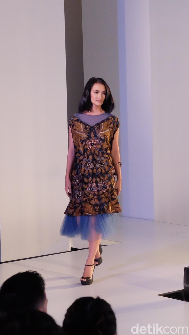 Atiqah menebar pesonannya dalam balutan gaun A-line batik bermotif buketan yang tampak modern dengan aksen organza yang menyembul di bawah rok. (Foto: Daniel Ngantung/Wolipop)