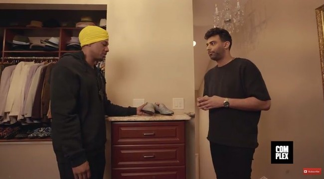 Nick Cannon memiliki lemari sepatu yang disebut-sebut sebagai koleksi sneaker paling bernilai di dunia. Pada lemari sepatunya ada sepasang sepatu Gucci Air Maxes yang dibuat khusus dan sepatu Goyard/BAPE/Jordan1 yang juga dibuat khusus. Foto: Dok. Complex, Getty Images