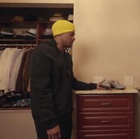 Nick Cannon memiliki lemari sepatu yang disebut-sebut sebagai koleksi sneaker paling bernilai di dunia. Pada lemari sepatunya ada sepasang sepatu Gucci Air Maxes yang dibuat khusus dan sepatu Goyard/BAPE/Jordan1 yang juga dibuat khusus. Foto: Dok. Complex, Getty Images