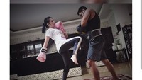Prilly latihan muay thai karena selain bagus untuk membakar kalori juga jadi sarananya untuk menyalurkan stres. (Foto: Instagram/prillylatuconsina96)