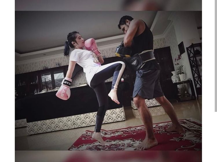 Gaya Sporty Prilly Latuconsina yang Gemar Olahraga Muay Thai
