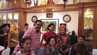 Rano Karno da Istri sedang bertemu dan menikmati makan bersama Megawati dan juga Menteri Susi.Foto: Instagram @si.rano
