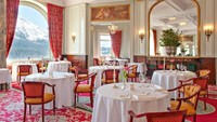 Di Swiss, Carlton Hotel punya restoran Michelin bernama Da Vittorio. Restoran Italia ini menawarkan pemandangan keren pegunungan Swiss dan Lake St. Moritz. Interiornya cantik ya! Foto: Tschuggen Hotel Group 