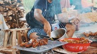 Emang gak salah yang model begini enaknya dikawinin, istri tinggal makan, tulis Jenahara yang memamerkan aksi suaminya saat bakar ayam. Ari Galih memang dikenal sebagai selebriti chef yang suka masak. Foto: instagram @jenaharanasution
