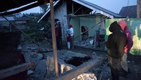 Warga mengamati bangunan yang roboh akibat gempa tektonik dangkal dengan kekuatan 4,4 SR, yang melanda Desa Kasinoman, Kalibening, Banjarnegara, Jawa Tengah, Rabu (18/4). ANTARA FOTO/Idhad Zakaria.