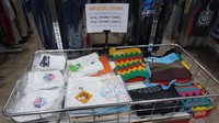Ada kaus, tas sampai topi dengan desain yang unik (Shinta/detikTravel)