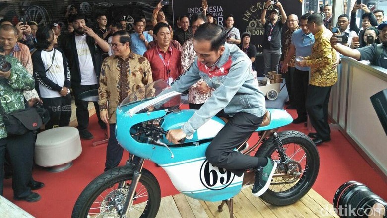 Jokowi Iseng Coba iMotori Gibran