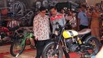 Foto: Jokowi Tunggangi Motor Kustom Merah dan Hijau